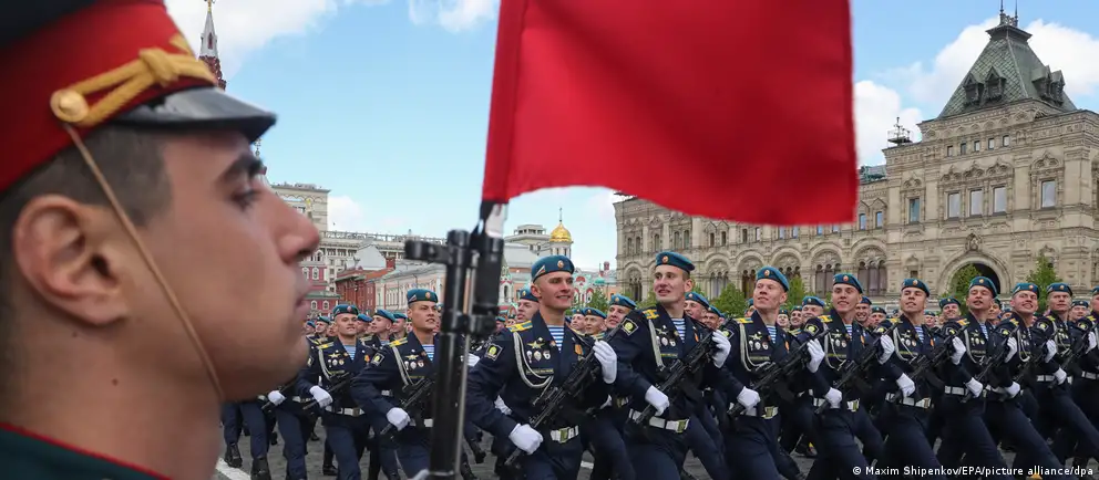 В ряде регионов России массовые торжества 9 мая отменены или пройдут без военной техники. Власти ссылаются на угрозы безопасности, эксперты называют ещё логистические и ресурсные причины.