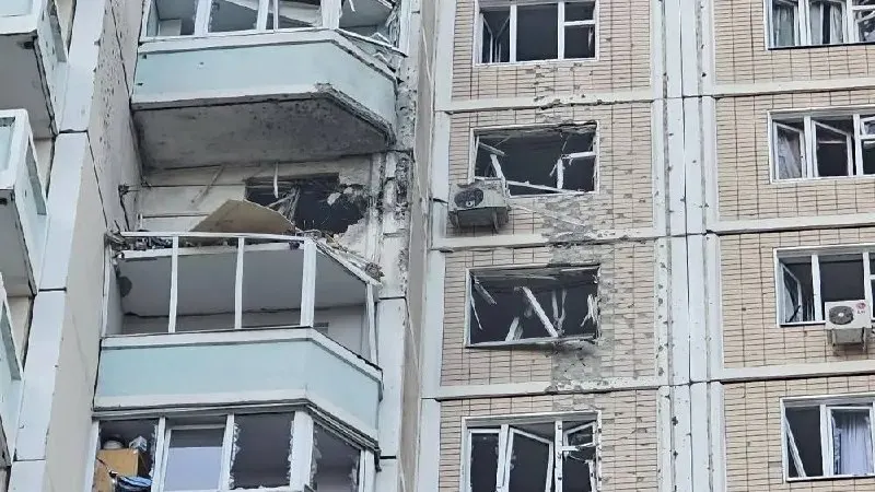 Ночная и утренняя волны ударов беспилотников по столице и ряду областей привели к погибшим, раненым и перебоям в работе инфраструктуры. Минобороны сообщает о 556 сбитых аппаратах.