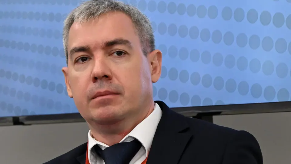 Два заместителя министра цифрового развития намерены уйти в отставку. Планируется перераспределение функций департамента информационной безопасности между Минцифры, ФСБ и ФСТЭК, возможны сокращения штата и ужесточение ограничений на VPN и международный трафик.