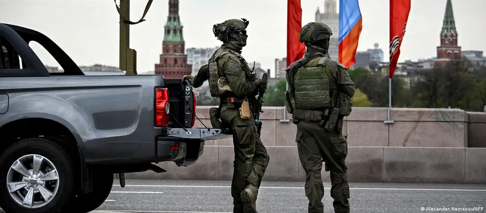 Власти отменили приглашения иностранным корреспондентам на парад на Красной площади. Официально объясняют изменение формата и усилением угроз, массовые мероприятия в ряде регионов также сокращены или отменены.