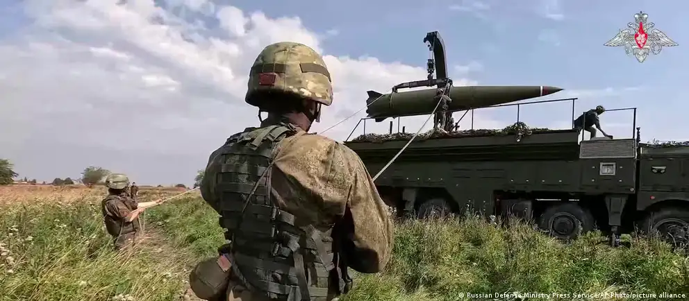 В опубликованном Минобороны РФ видео демонстрируется учебная доставка специальных боеприпасов на позиции ракетной бригады в Беларуси в рамках совместных ядерных учений, начавшихся 19 мая.