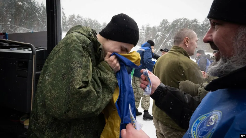 Россия и Украина обменялись военнопленными по формуле 205 на 205. Российских военнослужащих доставили в Белоруссию; посредником в обмене выступили ОАЭ. Судьба дальнейших обменов пока неясна.