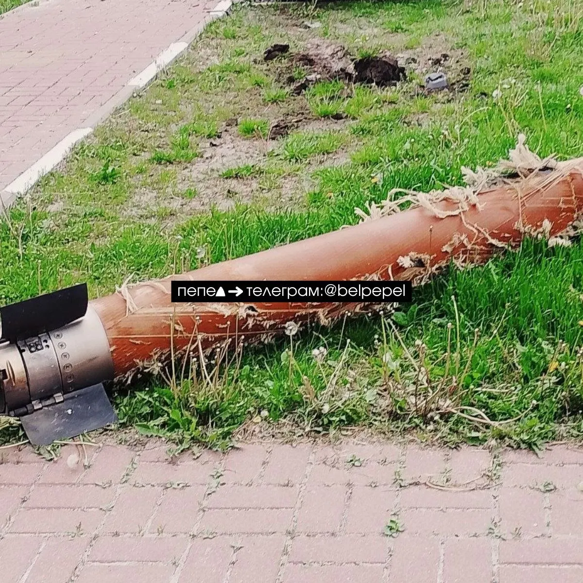 Разгонные блоки зенитно‑ракетного комплекса «Панцирь‑С1» обнаружены во дворе жилого дома по адресу 60 лет Октября, 1 в Белгороде. Правоохранительные органы проводят проверку, сведения о пострадавших уточняются.