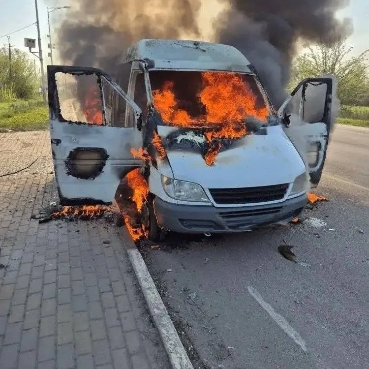 В селе Вознесеновка Шебекинского округа при ударе беспилотника по служебному микроавтобусу погибла женщина. Двое мужчин получили тяжёлые и осколочные ранения и госпитализированы.