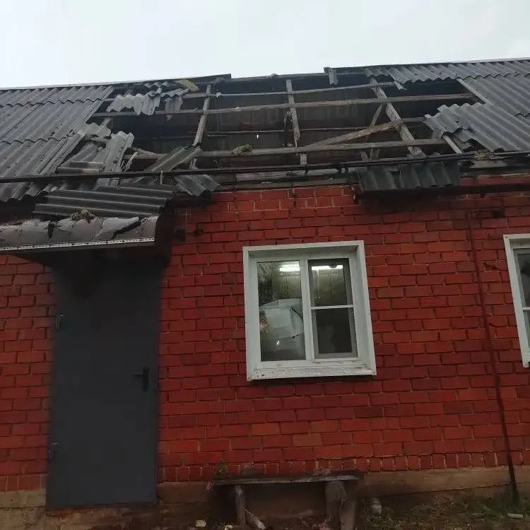 Беспилотники нанесли удары по пяти населённым пунктам Белгородской области. В результате атак пострадали три человека, повреждены дома и автомобили.