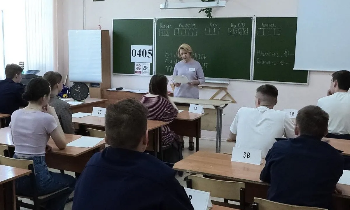Рособрнадзор рекомендовал отказаться от личных обысков участников ЕГЭ: охранники и организаторы не должны прикасаться к экзаменуемым и их вещам, при срабатывании металлоискателя просят добровольно предъявить предмет.
