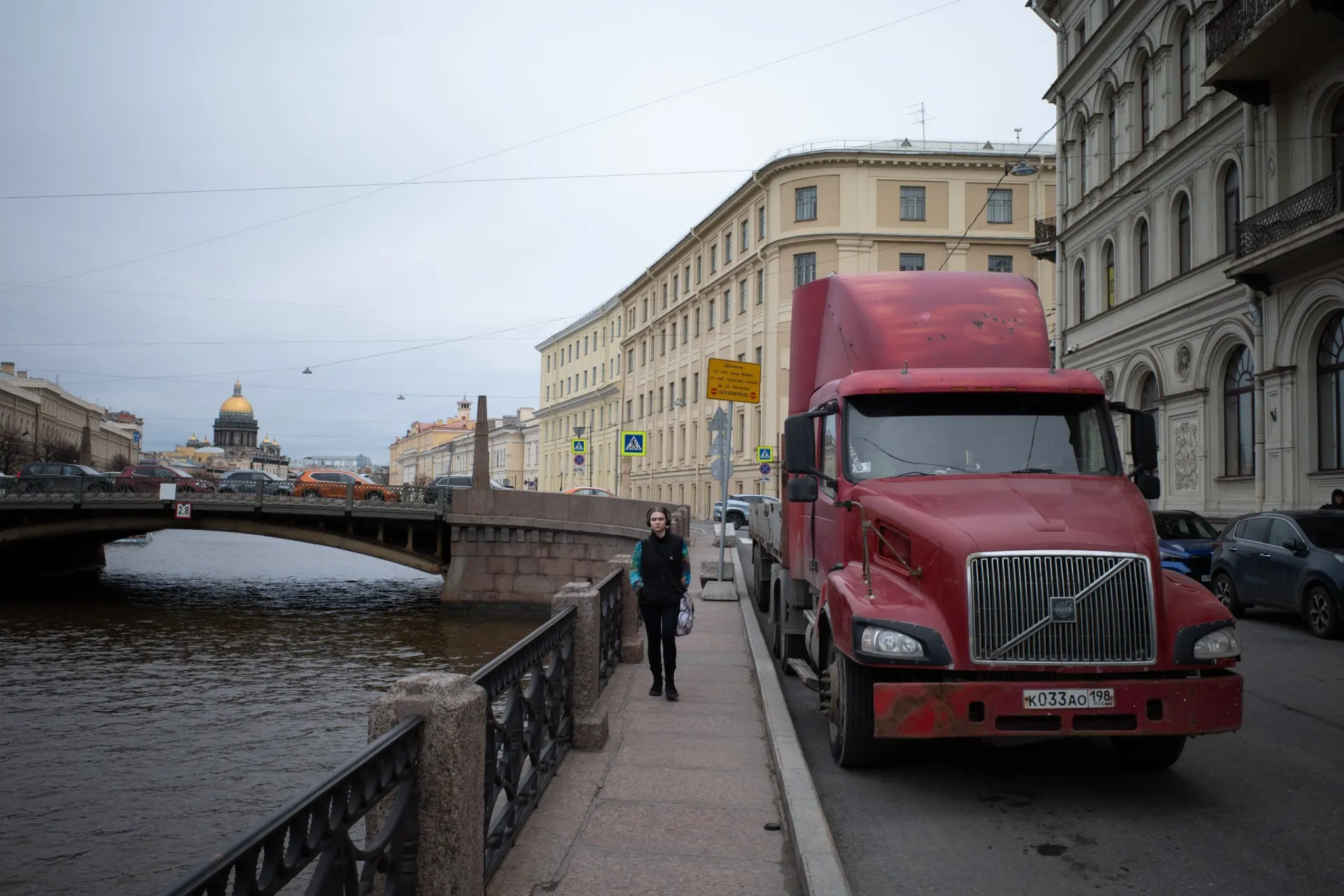 Отключения мобильного интернета в праздничные дни, вердикты по делам о хищениях, культурные и банковские новости — краткая сводка ключевых событий.