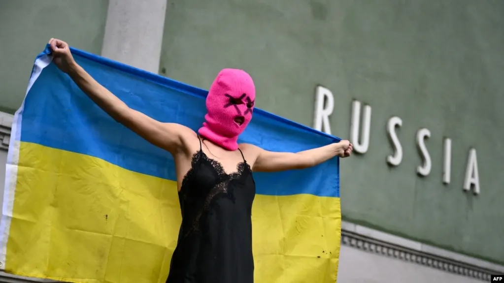 Росфинмониторинг включил феминистское панк‑сообщество Pussy Riot в перечень террористов и экстремистов. Ранее группу признали экстремистской, а часть участниц была заочнo приговорена к длительным срокам по делам, связанным с критикой войны и «фейками» об армии.