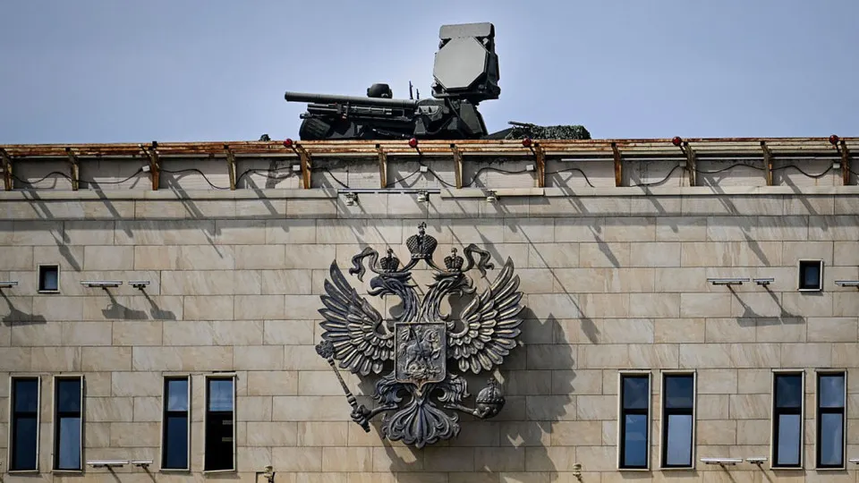 Ресурсы противовоздушной обороны России переброшены к столице перед парадом 9 мая, заявил командующий украинскими дронами Роберт Бровди. По его словам, удары будут наноситься по уязвимым энергетическим и военным объектам на периферии, а не по усиленным районам вокруг Москвы.