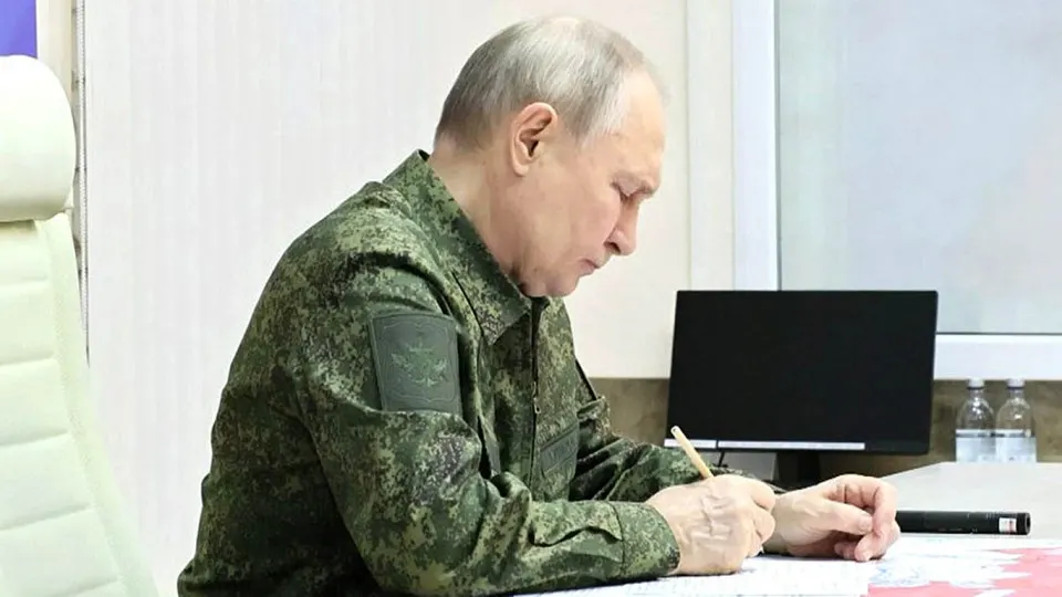 Европейские службы безопасности предупреждают о повышенной вероятности того, что Москва попытается расширить конфликт за пределы Украины — в том числе против балтийских государств — опираясь на новые финансовые и политические возможности и на поправки в законодательстве, дающие президенту право вводить войска за рубежом для «защиты граждан».