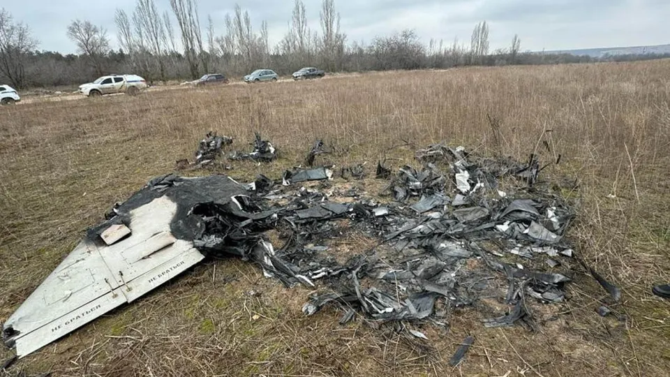 Мужчина собирал фрагменты беспилотников в лесах и полях у границы и сдавал цветмет — за год выручка составила около миллиона рублей. В регионе фиксируют массовые падения аппаратов.