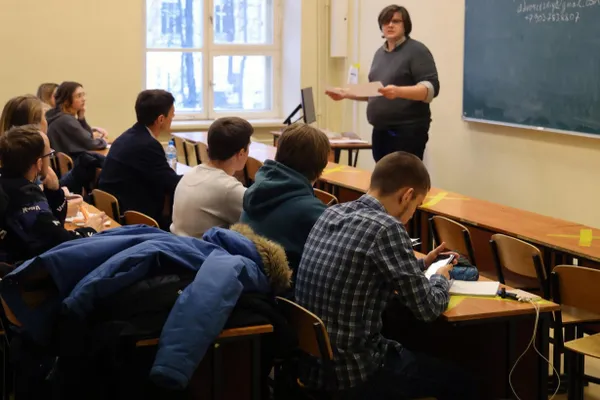 В утверждённый комплекс мер по профилактике негативных социальных явлений внесён пункт об усилении работы добровольных кибердружин и медиапатрулей в средних и высших учебных заведениях, а также о механизмах ограничения распространения материалов с описанием нападений и сцен насилия.