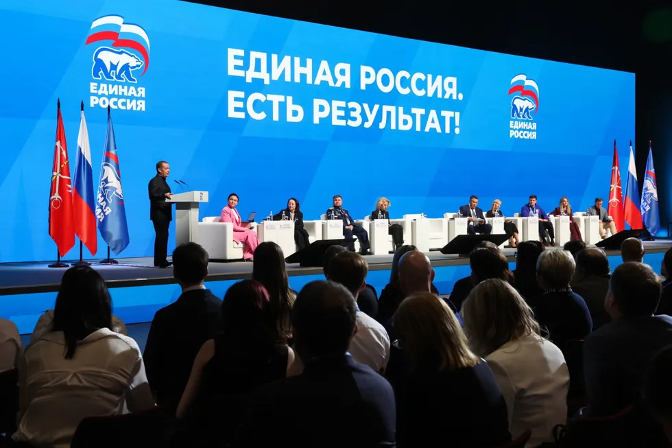 Администрация президента поручила лояльным СМИ уменьшить употребление термина «запрет», смещая акцент на «ограничения» и «позитивные» сюжеты о действиях «Единой России». Журналисты жалуются на путаные заголовки и риски для информирования жителей.