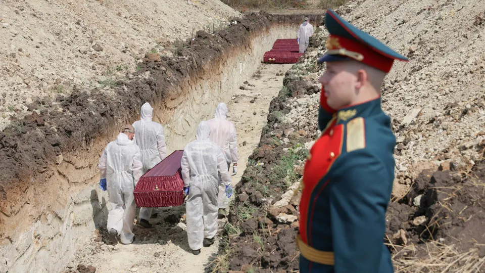 Аналитики, проанализировав поимённые списки, реестр наследственных дел и судебную статистику, оценивают общие потери российских вооружённых сил с начала полномасштабного вторжения до конца 2025 года в 352 тысячи погибших. В расчёт впервые включены не только смерти, зарегистрированные через ЗАГС, но и лица, признанные судами погибшими или пропавшими без вести.