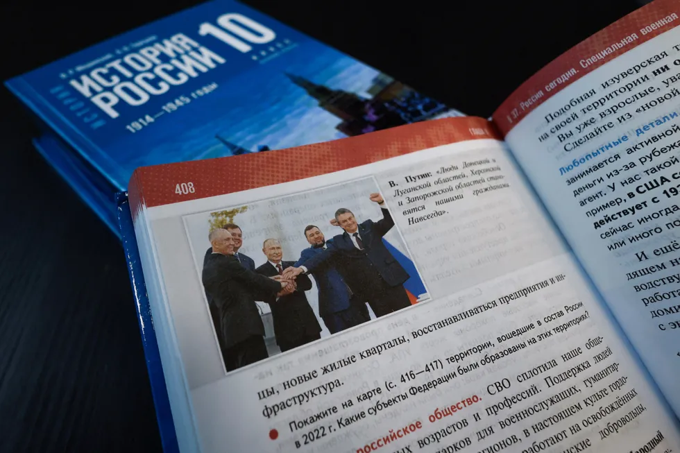 Учебники по истории для средней школы 2025 года предлагают не столько анализ прошлого, сколько политически выдержанный и упрощённый нарратив: спорные факты замалчиваются, современная идеология вшивается в хронологию, а поражения и противоречия сглаживаются.