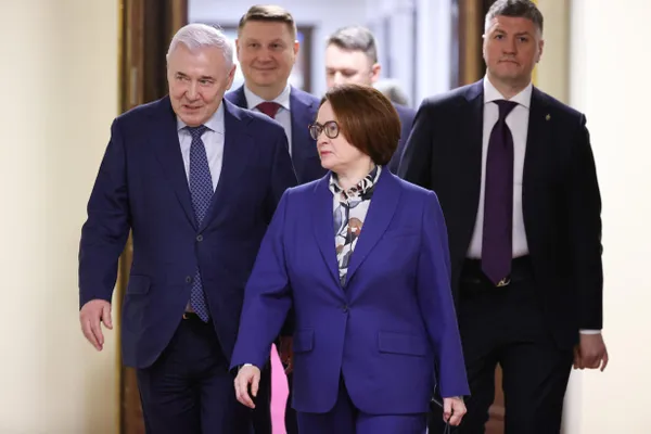 Чиновники и банкиры обсуждают три кандидатуры — Максима Орешкина, Петра Фрадкова и Андрея Костина. Решение о назначении принимает президент; у Набиуллиной срок полномочий истекает 24 июня 2027 года.