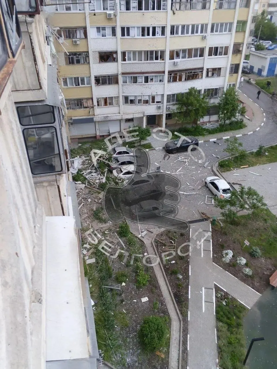 В результате попадания беспилотного летательного аппарата в дом на Вокзальной, 28 в Белгороде возник пожар на шестом этаже. Сведения о пострадавших и обстоятельствах происшествия уточняются.