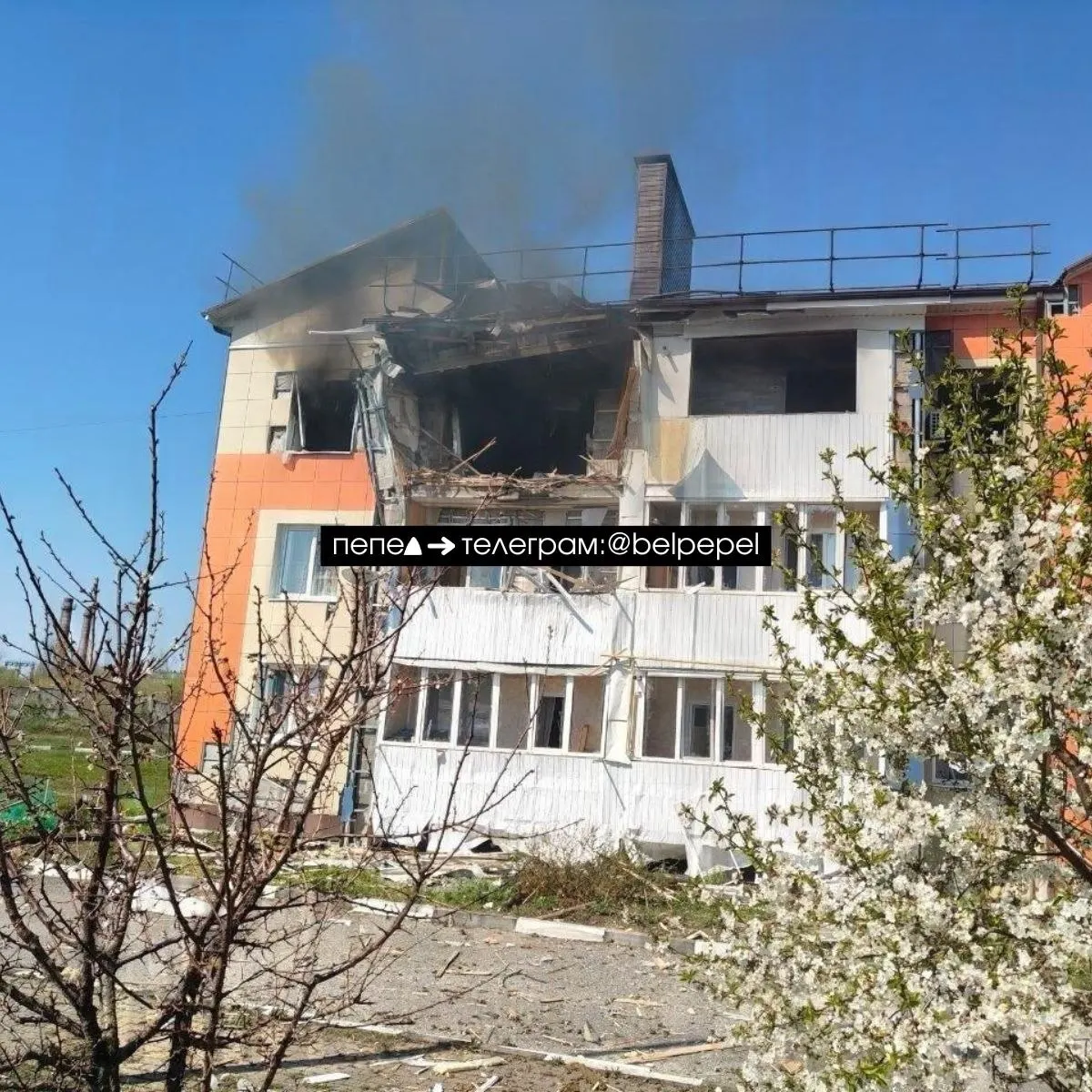 В результате удара в одной из квартир возник пожар, также повреждены балконы и остекление соседних квартир.