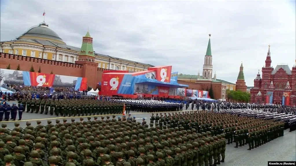 На Красной площади в Москве проходит парад в честь 81-й годовщины Победы. Власти объяснили отсутствие наземной техники «оперативной обстановкой», состав делегаций и формат освещения мероприятия также были сокращены.