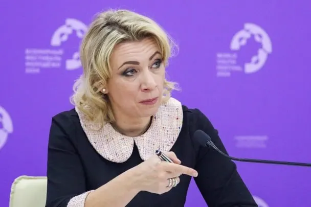 Официальный представитель МИД РФ заявила, что сотрудники Госдепартамента без согласия уведомляют российских дипломатов о том, что их дети, рождённые в США, считаются американскими гражданами. По её словам, такая практика действует с 2023 года и представляет собой давление на семьи с дипломатическим иммунитетом.