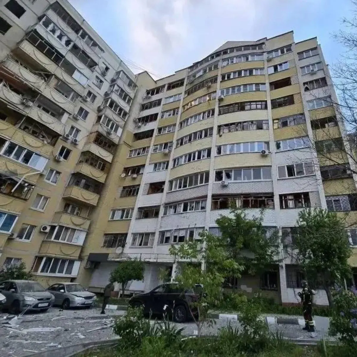 В Белгороде на улице Вокзальная беспилотник упал на жилой дом; в результате пострадали четыре человека, в том числе трёхлетняя девочка.