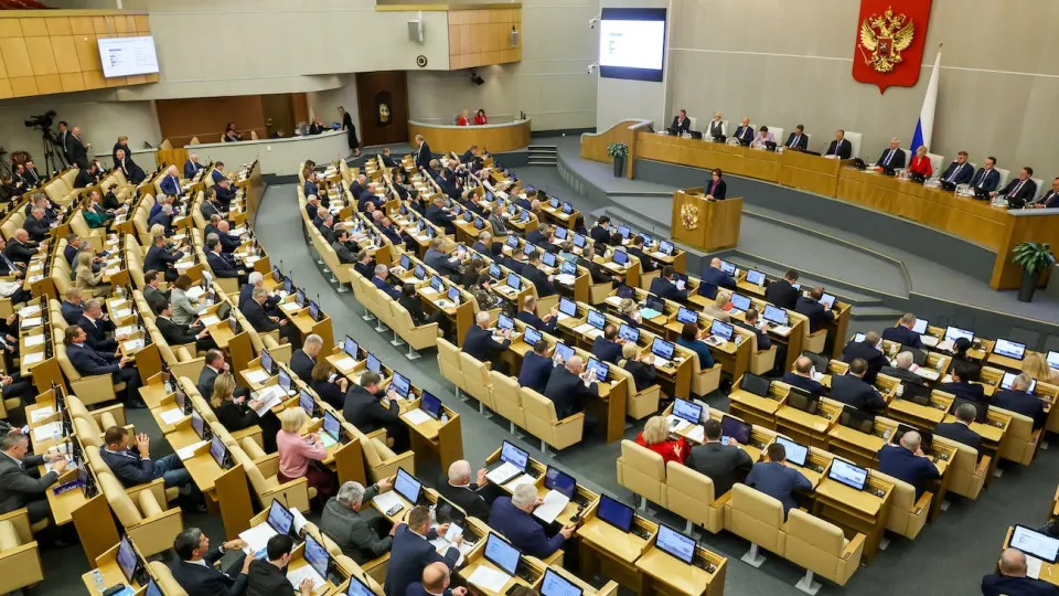 Комитет Госдумы поддержал поправку, по которой имущество российских граждан, покинувших страну и осуждённых по «политическим» статьям, смогут арестовывать без ограничения стоимости, а дела будут рассматриваться заочно.