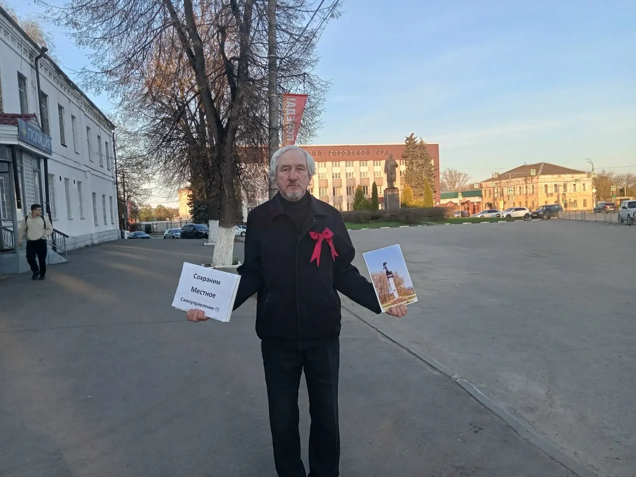 Суд в Александрове признал Юрия Саенко виновным по ч. 2 ст. 20.2 КоАП за одиночный пикет в защиту местного самоуправления. Ранее его предупреждали в полиции, а в 2023 году он уже получал штраф.