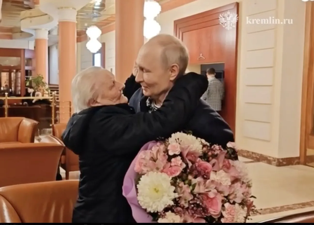 Президент тепло обнял и поцеловал свою первую учительницу; оба были растроганы во время встречи.