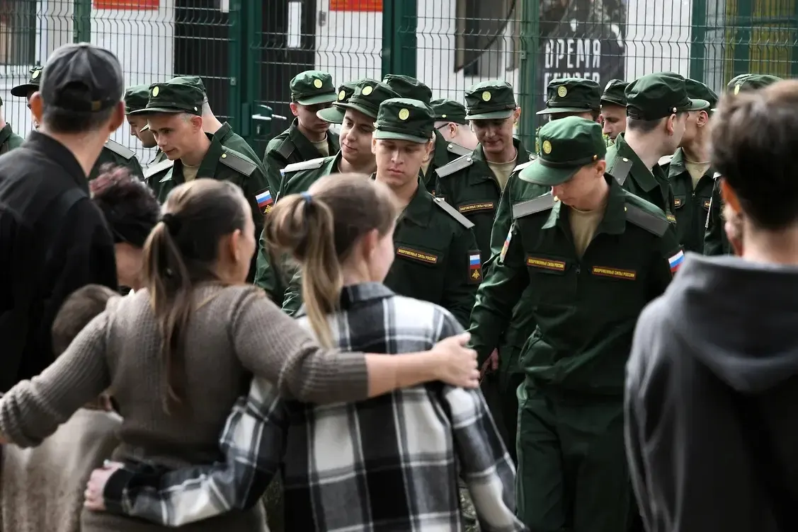 Группа женщин оспаривает поправки, которые лишают права на выплаты тех, кто не имел общего ребёнка с погибшим; первый иск уже поступил в Верховный суд.