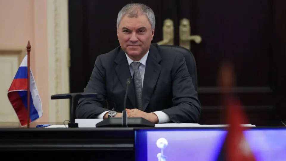 Спикер Госдумы заявил, что применение западного оружия и спутниковых технологий для ударов по гражданским объектам может привести к ответным мерам с использованием «оружия, которое не оставит следа». Поводом стала атака на оккупированный Старобельск; в ответ российские власти готовят удары по Киеву.