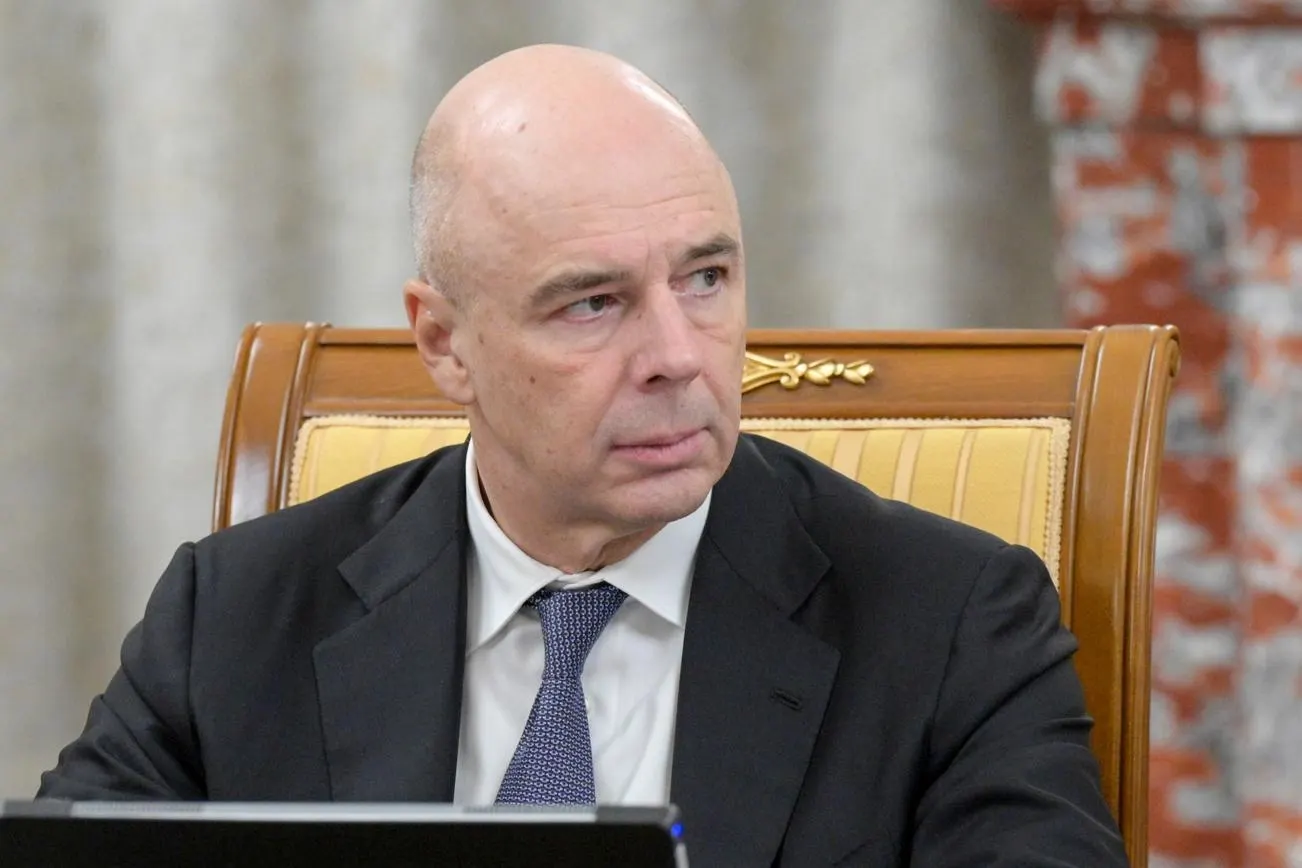 Министр финансов предложил временно заморозить часть запланированных расходов бюджета, чтобы покрыть перерасход на боевые действия — по оценкам, он может составить от 2 до 4 трлн рублей в этом году.