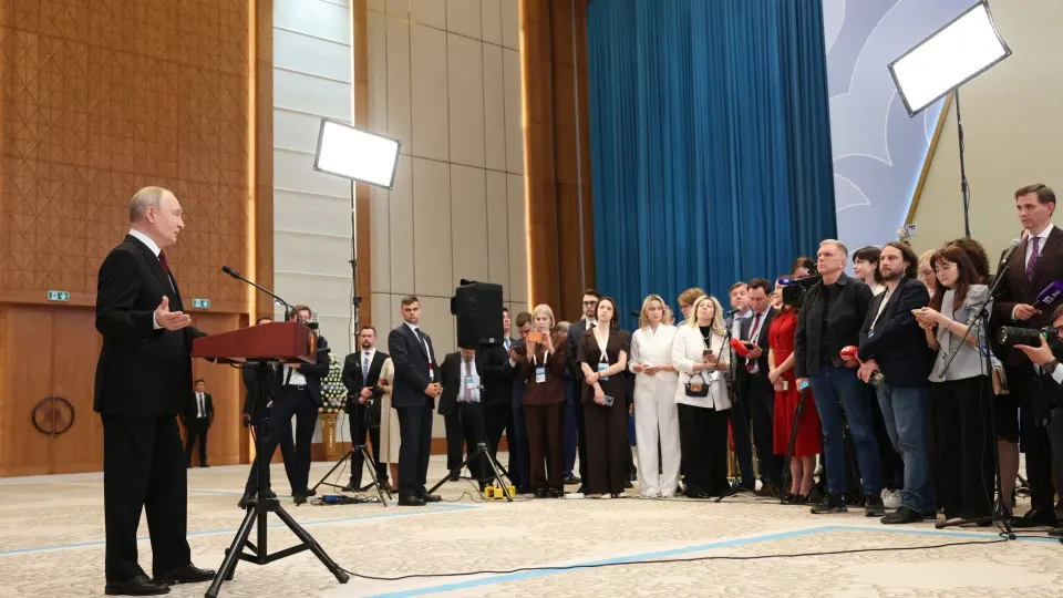 На пресс‑конференции по итогам саммита ЕАЭС президент заявил о готовности России «сровнять с землёй» тех, кто попытается нанести удары по её военным объектам, и связал евростремления Армении с риском повторения украинского сценария.