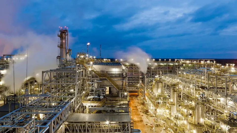 После удара беспилотников 5 мая Киришский нефтеперерабатывающий завод приостановил переработку и отгрузку: повреждены основные установки и инфраструктура. Ремонт может занять месяцы; с начала весны несколько российских НПЗ выводились из строя после воздушных атак.