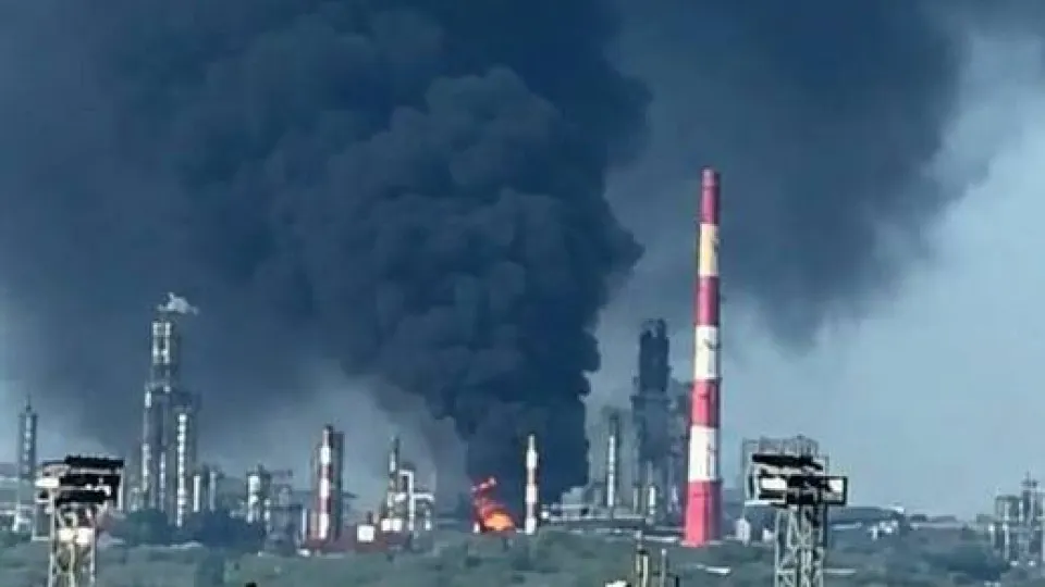 В ночь на 21 мая дроны поразили Сызранский нефтеперерабатывающий завод. Региональные власти сообщили о двух погибших, есть пострадавшие; на предприятии начался крупный пожар. Ранее аналогичные удары уже вывели из строя ряд НПЗ в центральной части страны.