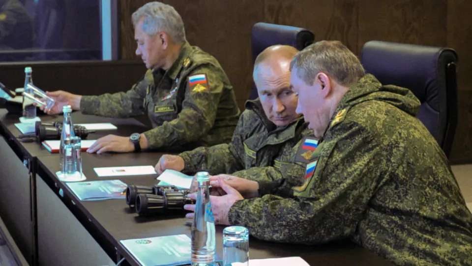 Европейская разведка фиксирует опасения в Кремле по поводу возможного заговора или военного переворота с участием бывшего министра обороны Сергея Шойгу. После кадровых перестановок в армии начались аресты, а охрана президента была значительно усилена.