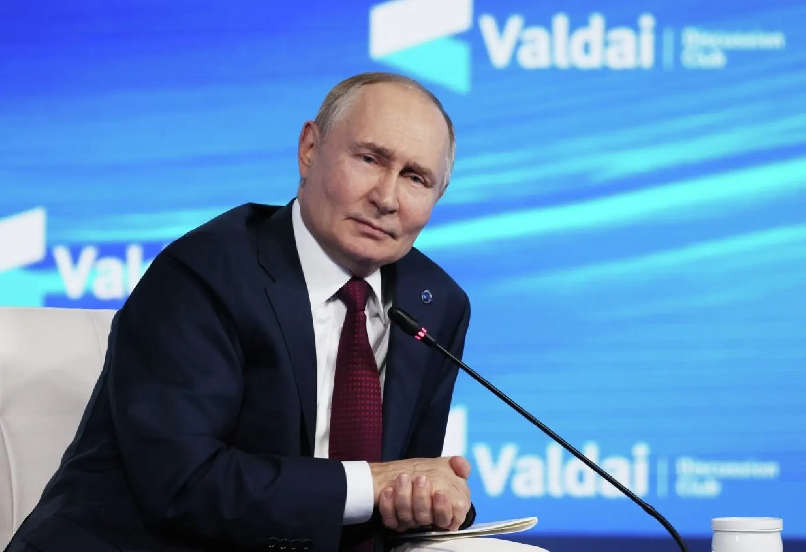 Международный уголовный суд постановил, что приглашение Владимира Путина на переговоры не освобождает от исполнения ордера на арест — исключение возможно только при участии ООН и через процедуры Совбеза.