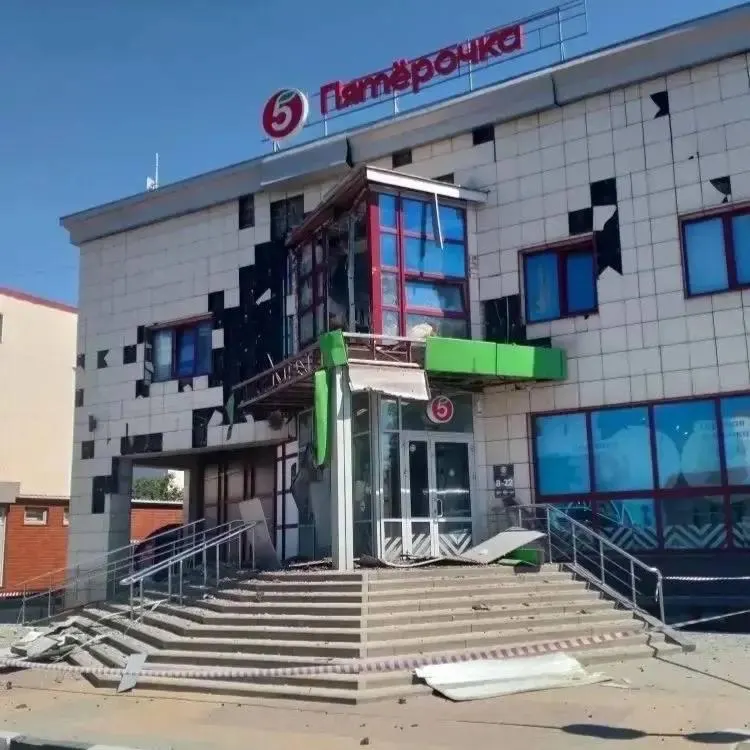 В результате удара беспилотника в посёлке Разумное Белгородской области три женщины и двое детей получили ранения, повреждены магазины и несколько автомобилей.