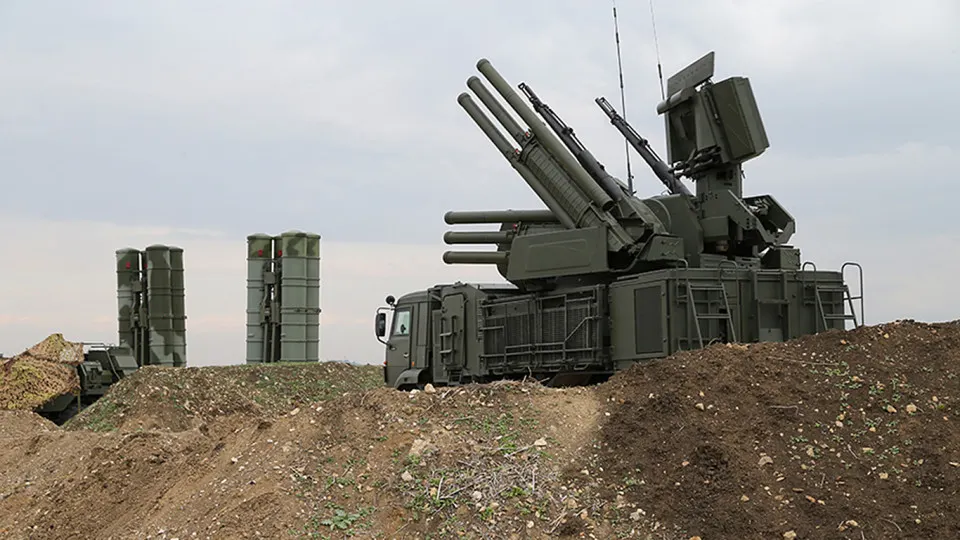Новая российская система радиоэлектронной борьбы, по данным источников, способна блокировать сигнал терминалов Starlink на площади до 20 км². Комплексы, как утверждают, производятся в Крыму и уже использовались на поле боя.