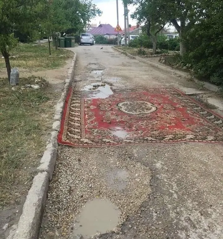 Внесён законопроект, позволяющий жителям менять асфальт во дворах и на местных дорогах без согласования. Правительство проект не поддержало, заявив, что ремонтом должны заниматься специалисты.