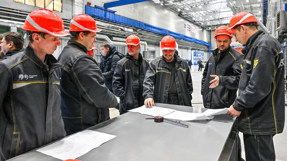 Опрос OMI показал, что более трети работающих россиян регулярно выполняют сверхурочную работу, при этом лишь четверть получает полную компенсацию; главная причина — дефицит кадров.