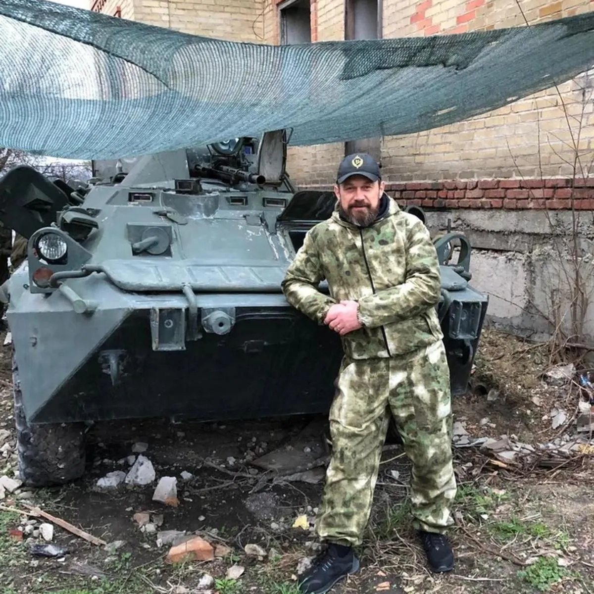 Против основателя вооружённого формирования из Белгородской области возбуждено уголовное дело: более 100 потерпевших, обвинения в вымогательстве свыше 8,8 млн руб., похищениях, пытках и убийстве контрактника. Подозреваемый заявил о намерении подписать контракт с Министерством обороны.