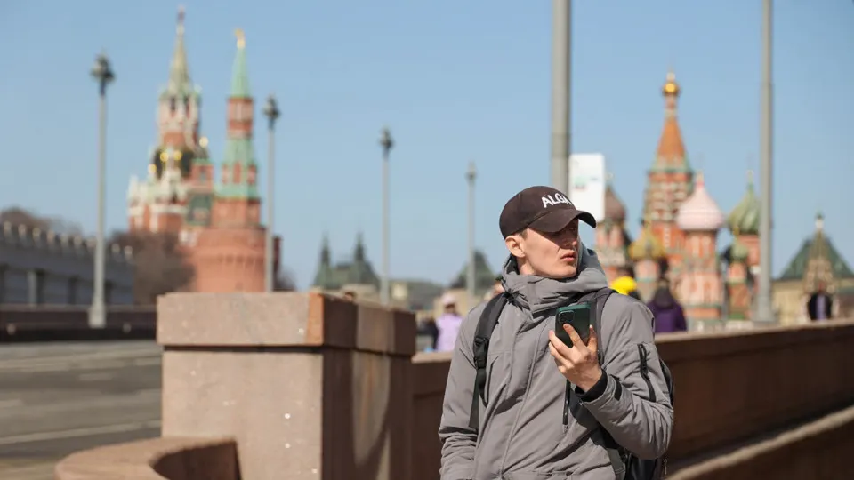 Правительство готовит постановление об информационной системе учёта идентификаторов мобильных устройств (IMEI). Операторы связи будут обязаны передавать данные о подключённых телефонах, а скомпрометированные аппараты смогут приводить к отключению SIM‑карт. Предполагаемая дата вступления — 1 марта 2027 года.