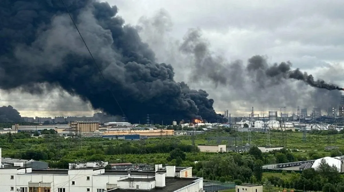 Падение мировых цен на нефть после разблокирования Ормузского пролива наносит более сильный удар по доходам России, чем удары дронов по НПЗ. Снижение переработки привело к дефициту топлива, но бюджет пока сдерживает структура налогов; эксперты предлагают ограничить «теневой флот» для уменьшения нефтяных поступлений.