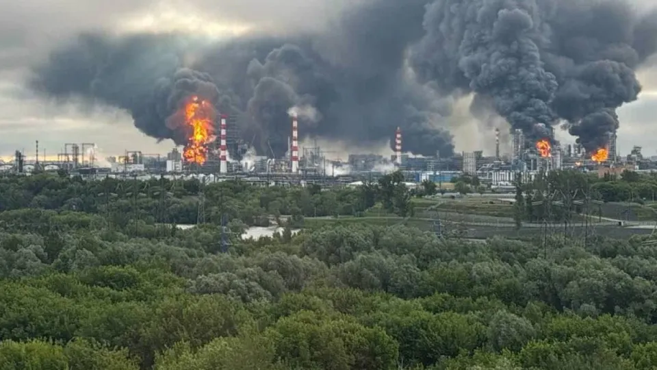 ВСУ с использованием разведданных союзников наносят удары по нефтеперерабатывающим объектам и военным целям вглубь России; это привело к ограничению переработки и локальным перебоям с топливом.
