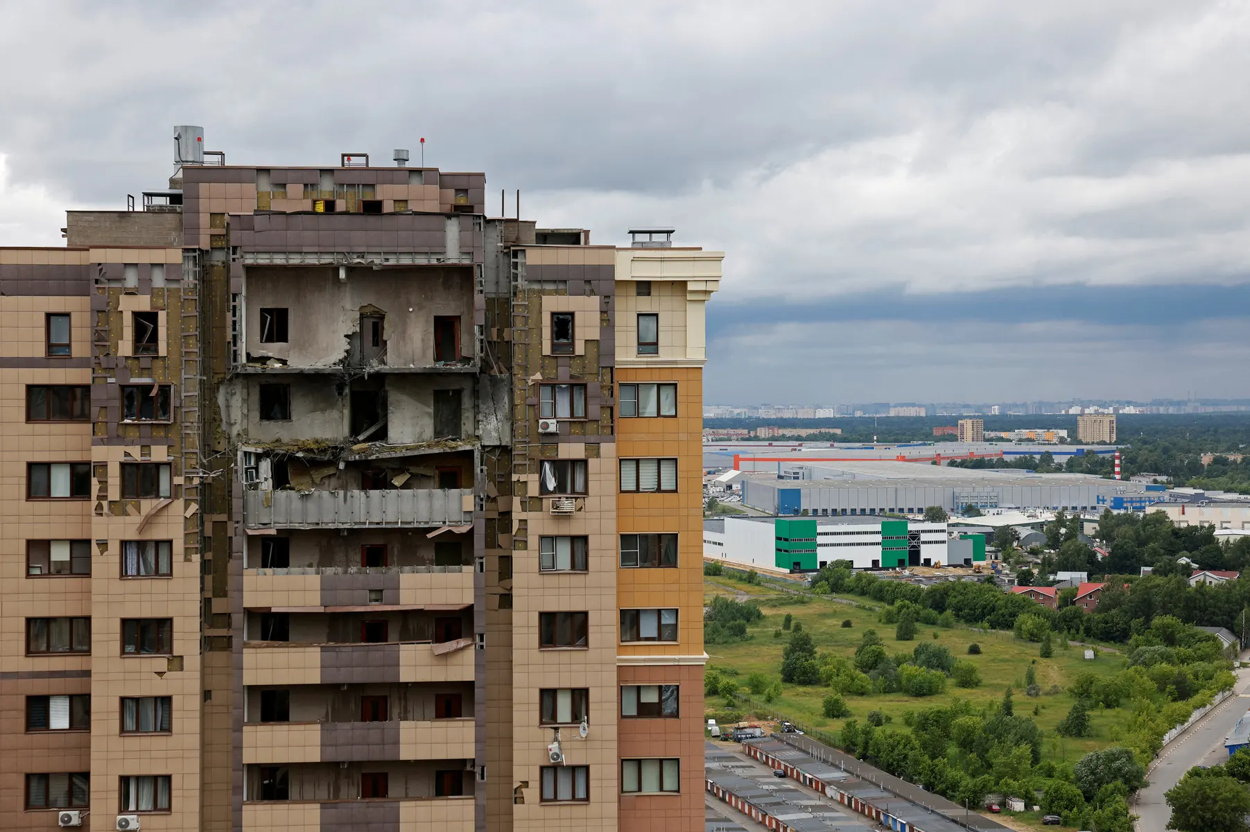 Губернатор Московской области сообщил о погибшей и повреждении 18 многоквартирных домов; власти проводят работы по ликвидации последствий налёта.