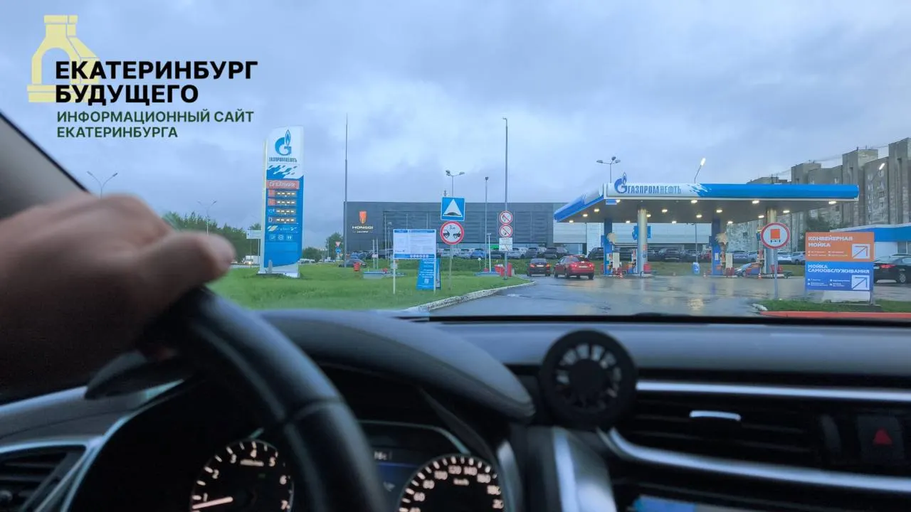 Средние цены на АИ‑92, АИ‑95 и дизель выросли; на отдельных АЗС фиксируют исчезновение марок и очереди. Власти обещают меры по стабилизации рынка, эксперты предостерегают от административного вмешательства без устранения причин дефицита.