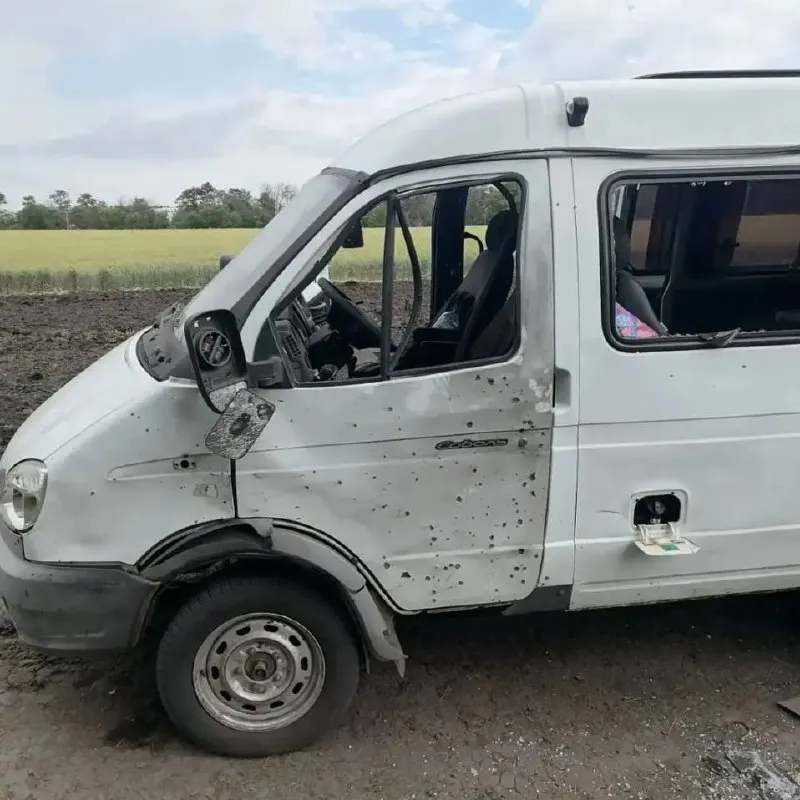 В нескольких округах области зафиксированы попадания дронов: повреждены автомобили, здания и хозяйственные постройки, в одном случае возникло возгорание на заправке. Двое человек получили ранения.