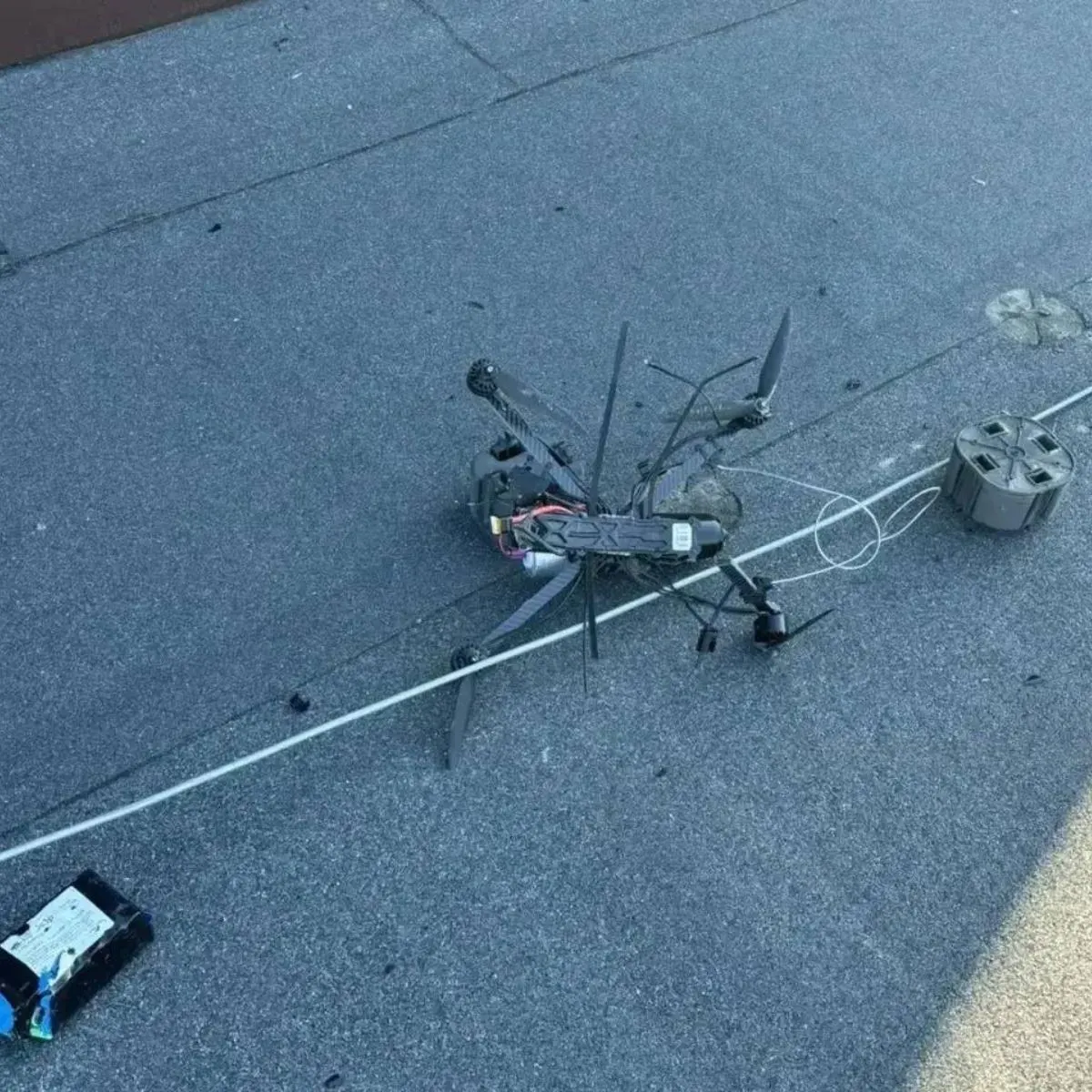 В Белгороде на крышу многоэтажного дома упал FPV‑дрон. При падении боевая часть беспилотника не взорвалась.