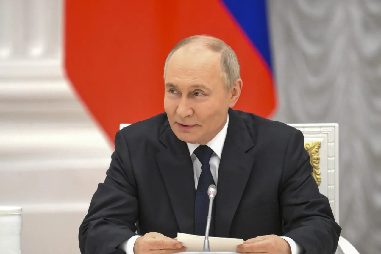 Во время общения с журналистами президент заявил, что РФ обладает возможностями ответить на любые попытки уничтожить российские военные объекты в Калининградской области. Комментарий последовал после слов министра иностранных дел Литвы о якобы наличии сил для поражения баз ПВО.