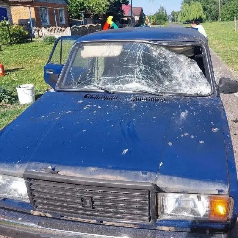 В результате ударов беспилотников в нескольких районах Белгородской области повреждены частные дома, вышки связи, остекление и автомобили; один мужчина получил контузию.